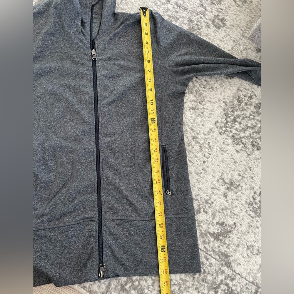 Lululemon In Stride jacket. Sz 8. - Picture 10 of 10